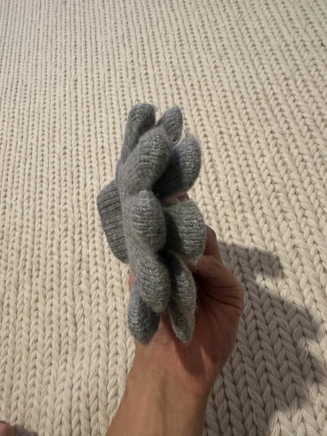 Grå stickade vantar  - 3