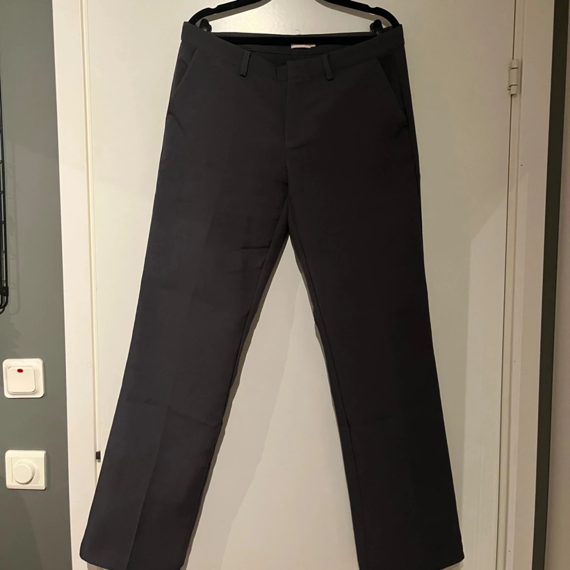 Mörkgrå lågmidjade kostymbyxor från Nelly - 1