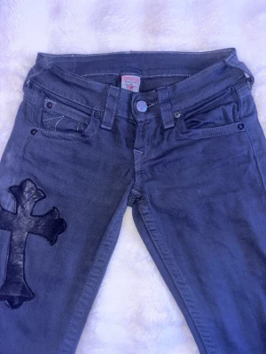 True Religion svarta jeans med kors - Svart gråa bootcut jeans från True Religion med vita kontrastsömmar och jätte coola kors detaljer på bena. storlek: w25 L33 💋