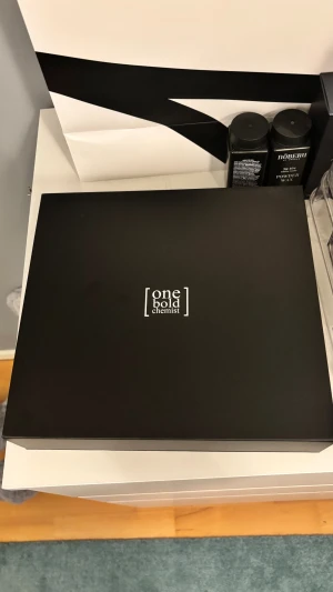 One Bold Chemist parfymadventskalender - Parfymadventskalender från One Bold Chemist i svart lyxig box med flera röda satinpåsar, numrerade för olika dagar. Inget är använt. Värde av 2277:- mitt pris 1250:- (pris kan diskuteras) 