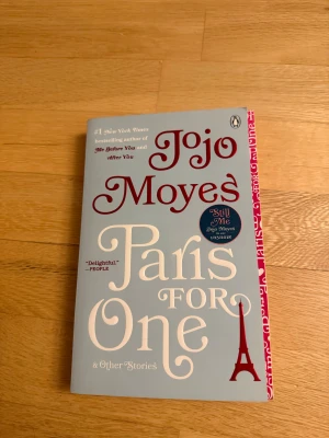 Paris for One & Other Stories by Jojo Moyes English - En samling charmiga och romantiska berättelser av Jojo Moyes, perfekt för dig som vill drömma dig bort till Paris och uppleva feel-good historier om självupptäckt och kärlek. Lättläst och underhållande, passar utmärkt för unga vuxna som gillar att mysa med en bok.