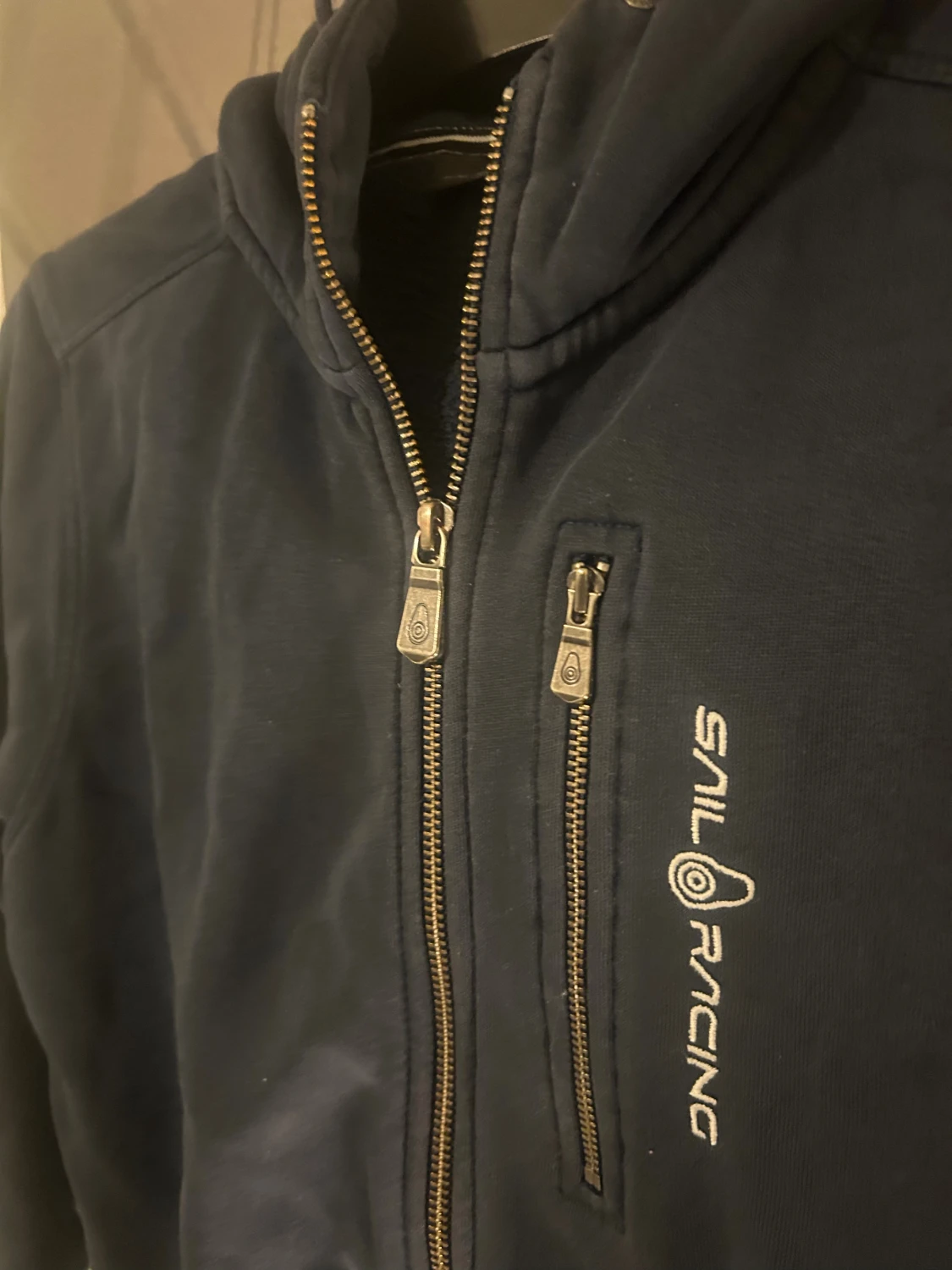 Marinblå hoodie från Sail Racing