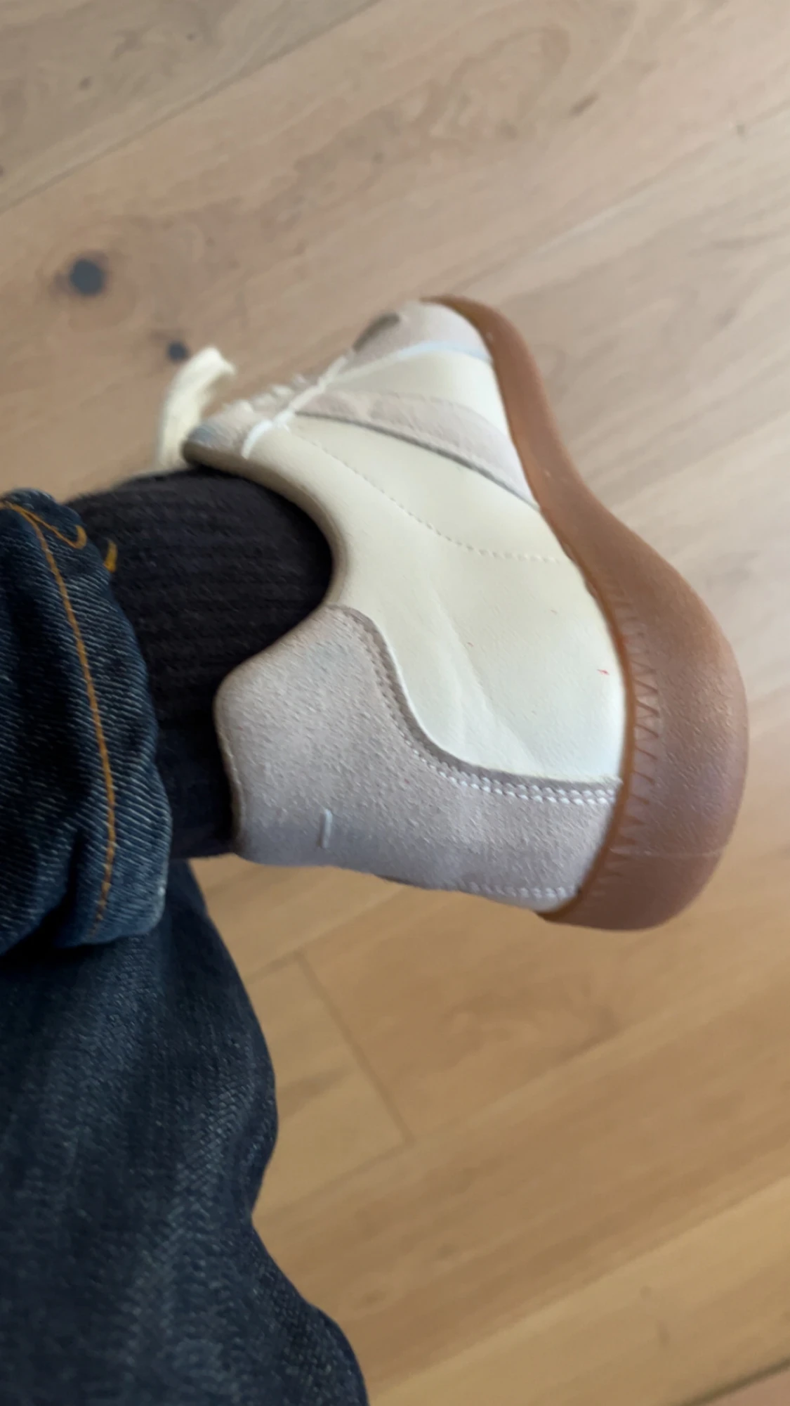 Beige sneakers med färgstänk - 2