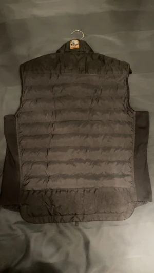 Svart dunväst från Parajumpers  - Snygg svart dunväst från Parajumpers i storlek M. Västen har quiltad design, hög krage och dragkedja framtill. Märkets patch syns i nacken och etiketter hänger kvar. Perfekt för lager-på-lager och chill stil. Den är oanvänd skriv för fler fråg den är äkta också 