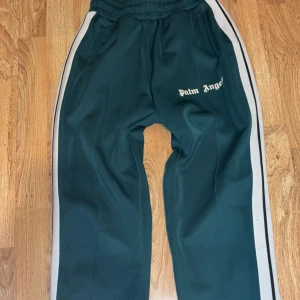 Palm Angels gröna trackpants med revärer - Gröna trackpants från Palm Angels 