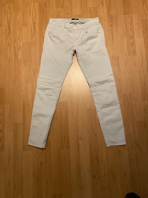 Replay chinos - Säljer ett par ljusa skinny byxor från Replay i modellen WINARYDE. Byxorna har coola sömdetaljer över knäna och klassisk femficksdesign. Perfekta för dig som gillar en smal passform och stilren look. Storleken är w31. Hör av dig om du vill ha måtten eller om du har några frågor. Priset är prutbart vid enkel affär