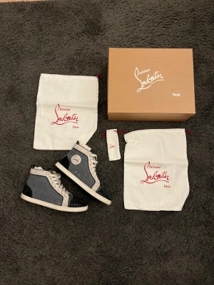 Christian Louboutin skor  - Väldigt snygga och unika höga sneakers från Christian Louboutin i bra skick. Väldigt bekväma och varma. ingår box och dustbags. Storlek 42, bra skick 