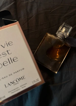Lancome La Vie Est Belle EdP - Doftnoter. Toppnoter: Päron och svart vinbär. Hjärtnoter: Jasmin, iris och apelsinblomma. Basnoter: Patchouli, tonkaböna, pralin och vanilj.  Populär parfym,30 ml i flaskan , Og pris 729 säljer för 580kr pris kan diskuteras 😀  Inte använd pga att jag fick fel parfym i födelsedags  present !