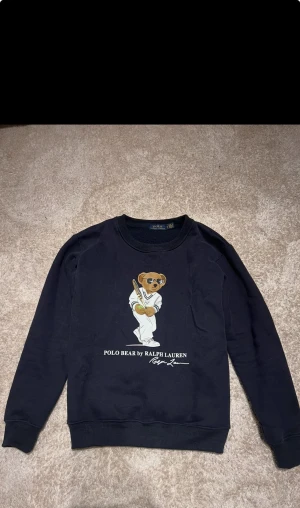 Polo bear Ralph Lauren - Säljer en tvärfet✨mörkblå Polo bear Ralph Lauren sweatshirt som är riktigt varm och skön och perfekt för lite kallare dagar❄️(passar även xs)