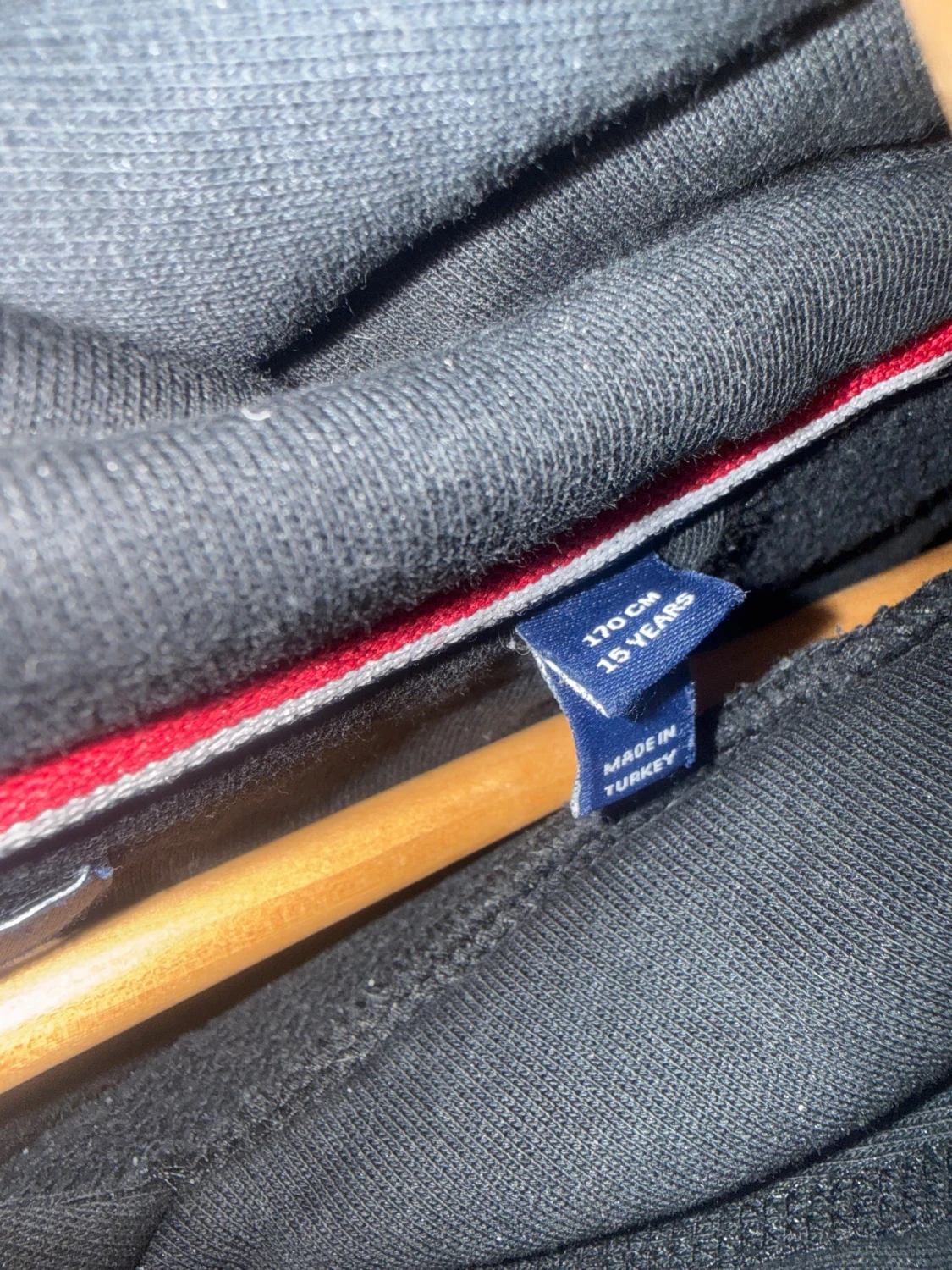 Svart hoodie från GANT med emblem - 1