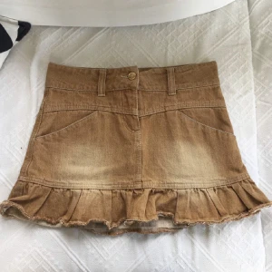 Kort jeanskjol - Seriöst den snyggaste kjol jag någonsin ägt MEN den är förliten för mig!! Jeansmaterial men färgen är mellan senapsgul och blek orange. Kan skicka mått och bilder privat💗💗