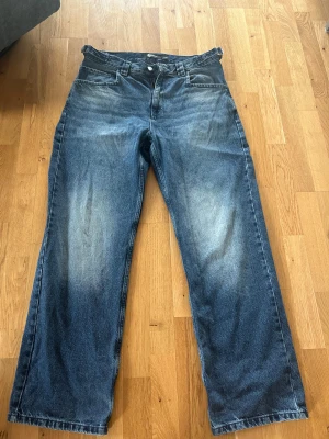 Blå vicinity jeans  - Säljer ett par blå jeans med rak passform och klassisk femficksdesign. Jeansen har en något lös siluett, normal midja. Materialet är klassisk denim i bomull.