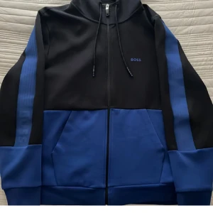 Boss Zip hoodie L - Boss zip hoodie i storlek L, använt ett par gånger men är i Bra skick