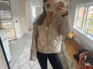 Beige puff jacka - Sjukt fin och endast använd enstaka gånger! 😍😍