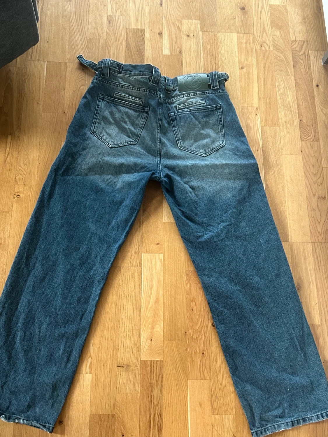 Blåa vida jeans med gröna detaljer - 1