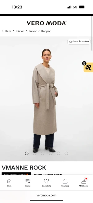 Beige kappa med bälte från Vero Moda.  Går att buda  - Lång beige kappa från Vero Moda med bred krage och knytskärp i midjan. Stilren och enkel design med raka ärmar och djupa fickor. Perfekt för dig som gillar en clean och chill look under höst och vinter.