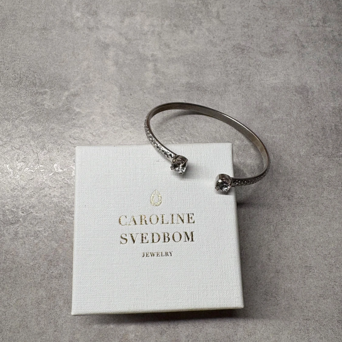 Silverfärgat armband Caroline Svedbom