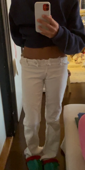 Jättelågmidjade vita jeans!  - Ett par skitsnygga lågmidjade jeans från Zara! Jag har själv sytt om dom till lågmidjade och tyckte det blev jättesnyggt, speciellt fram i midjan❤️det tog ett tag att sy om dom så säljer lite dyrt🤭buda dock gärna, ganska små i storleken 