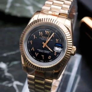 Seikmod Oyster Perpetual guld klocka arabic dial - Snygg Seikmod Oyster Perpetual klocka i guld med svart urtavla och arabiska siffror. Klockan har datumfönster med förstoringsglas och en robust länkad metallarmband. Perfekt accessoar för dig som gillar stilren och lyxig design.