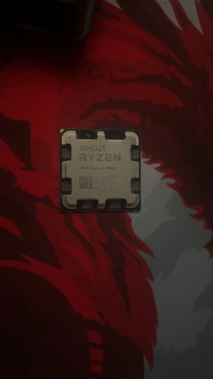 AMD Ryzen 5 7600X - AMD Ryzen 5 7600X processor i ny skick. Perfekt för gaming och krävande applikationer med hög prestanda. Inga skador eller prestanda fel. Använts ungefär 4 månader. Fungerade utmärkt för allt jag gjorde. Kylpasta följer ej med. 