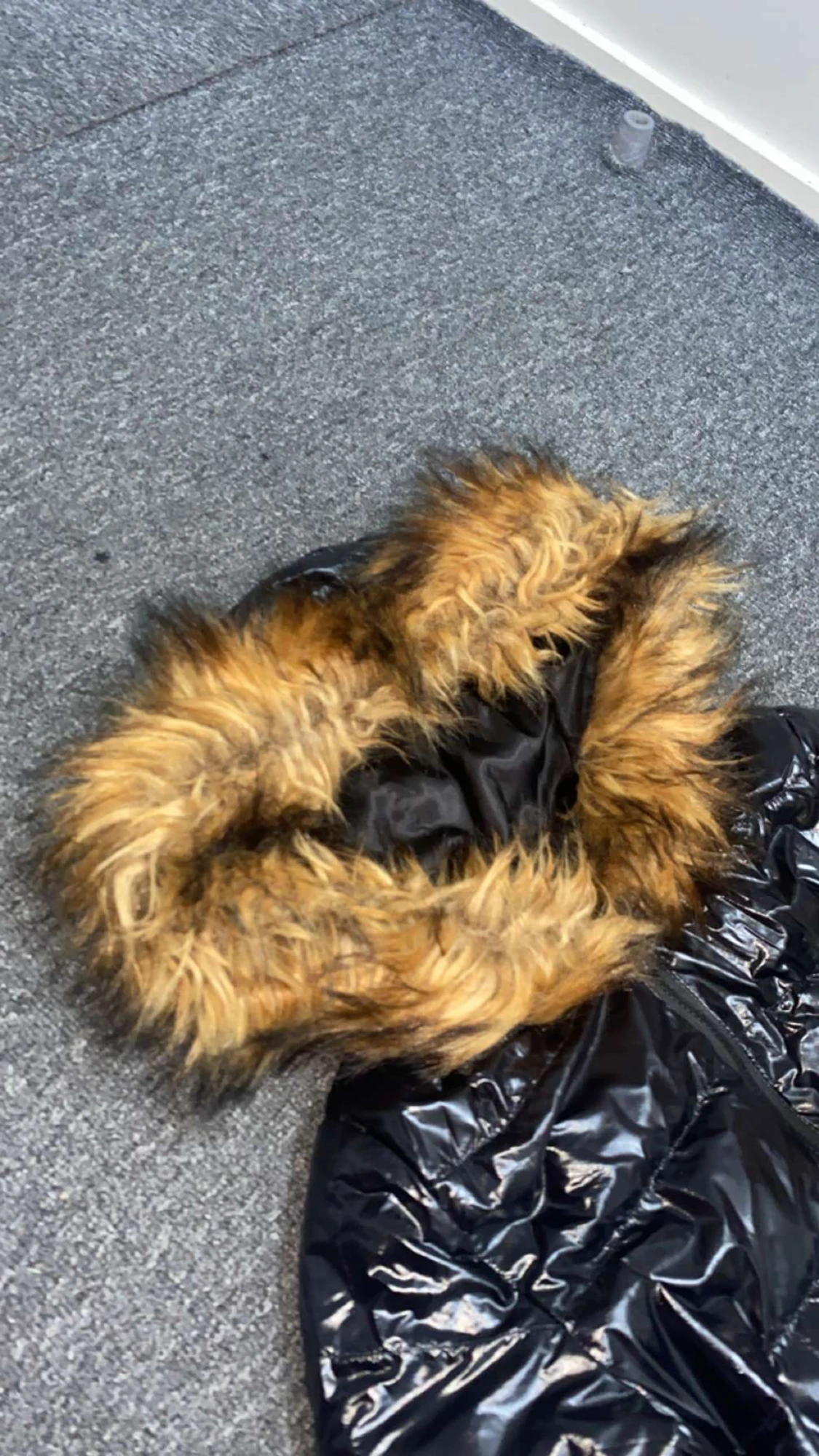 Svart lång pufferjacka med päls - 2