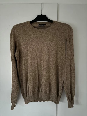 Oscar Jacobson tröja - Sjukt snygg och populär brun Oscar Jacobson tröja i storlek m säljes! Inga hål eller fläckar och utmärkt skick! Grym kvalite och passform!