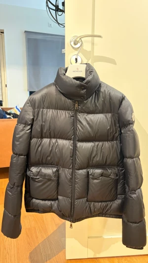 Black Lannic Quilted Shell Down Jacket - Pris kan diskuteras! Inga skammbud!!   Black Lannic Quilted Shell Down Jacket in very good condition, har kvitto order på nättet. Köptes hos Moncler Kastrup Köpenhamn