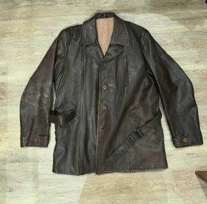 Vintage 50-tals läderjacka/skinnjacka  - En vintage läderjacka från 50-talet i mycket fint skick. Uppskattar till storlek M/L. Inga defekter. Vacker patina och som ny inuti med mjukt och varmt foder. Märkt ”Äkta getskinn garanteras”. Riktigt skön passform, är 178cm