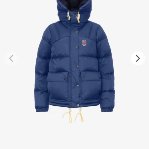 BYTE MOT MONCLER - marinblåa fjällräven jacka som endast är använd i någon månad och är i helt nyskick och har inga alls tecken på användning, kan även skicka bild på alla etiketter.  Normal i storlek men passar jättebra även xxs och s beroende hur man vill att den ska sitta