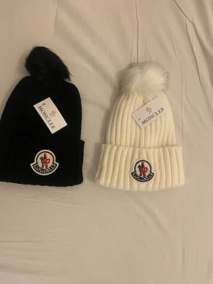 Mössa -  Säljer två oanvända mössor, onesize. Perfekt för vinterkylan! Jag skickar inom 1-2 dagar efter köp. Pris kan diskuteras vid snabb affär! 📦😇