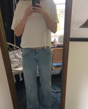 Ljusblå baggy jeans med slitningar - Ett par ljusblå jeans från Nelly som är baggy med lite slitningar💕