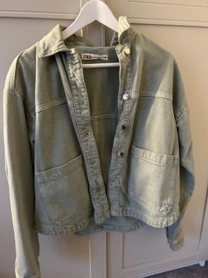 Grön jeansjacka  - Säljer denna jättesnygga gröna jeansjackan från Zara för att den aldrig kommer till användning!