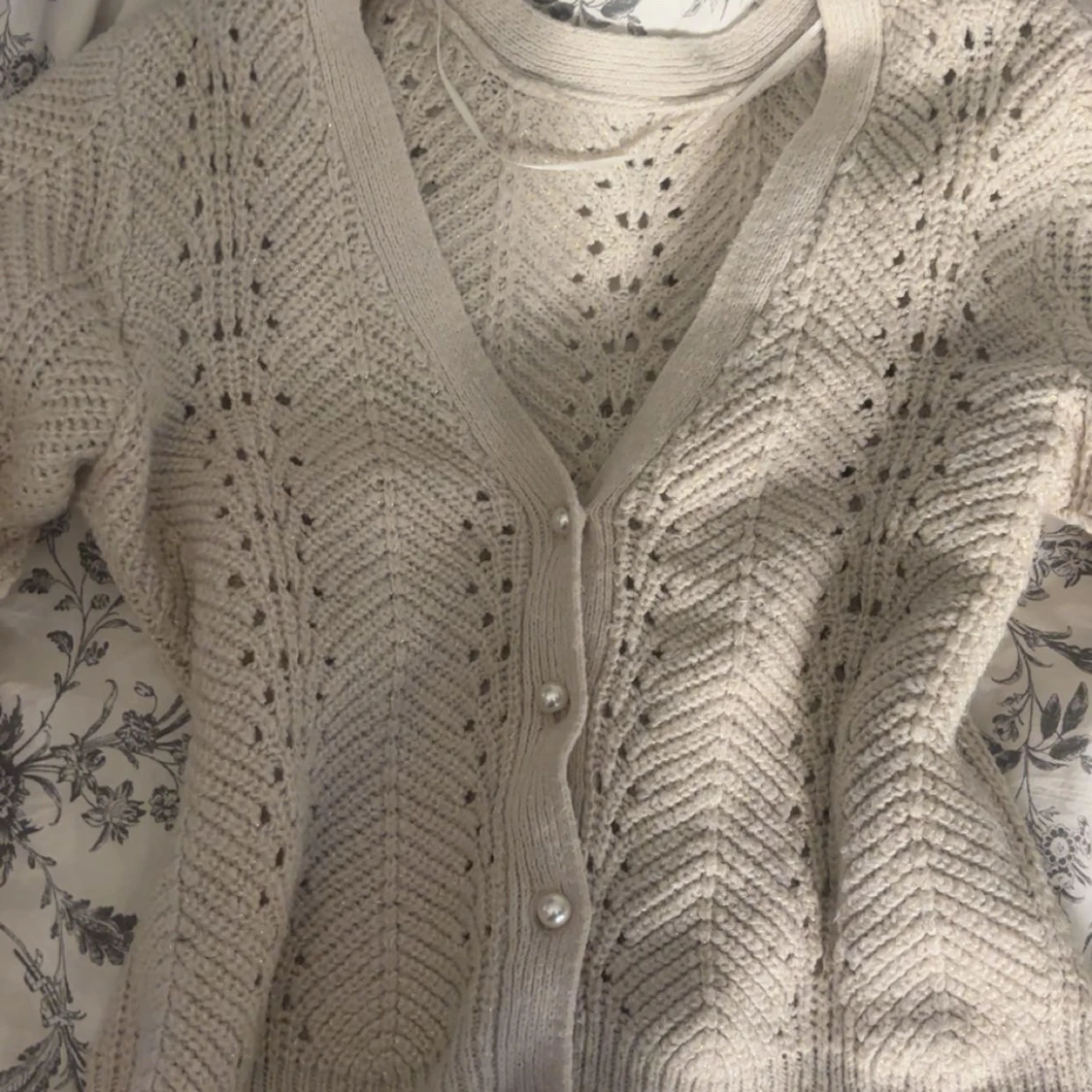 Vit stickad kofta med pärlknappar - 2