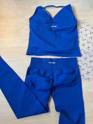 DFYNE sett blå träning sett - säljer mitt fina DFYNE sett i mörkblå💗 inga defekter, helt nyskick, storlek M, modell impact på både linnet och byxorna☺️