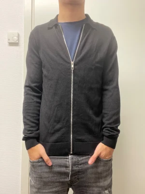 Stickad cardigan i merino ull - Stickad cardigan i merino ull från H&M. Väldigt bra skick. Modellen är 173cm, 64kg. Pris kan diskuteras!