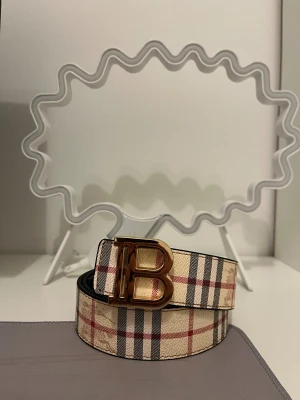 B’urberry bälte - Oanvänd håltång inkluderas!