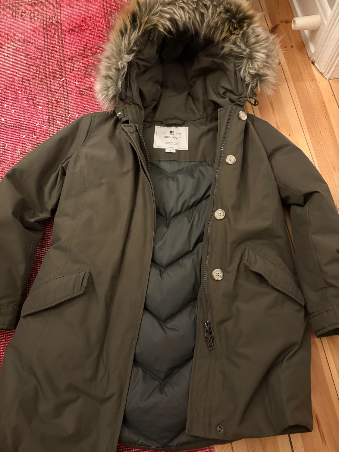 Olivgrön parkas från Woolrich med päls