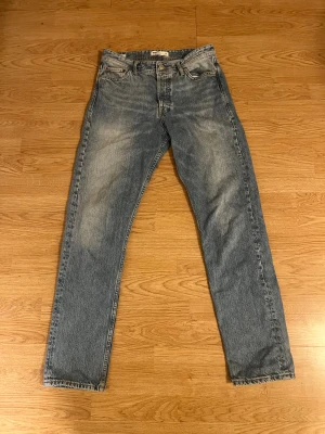 Jack & Jones Loose/Chris fit - Säljer ett par Jack & Jones Loose Chris jeans i klassisk blå tvätt. Modellen har loose fit, raka ben och fem fickor. Perfekt för dig som gillar avslappnad stil. Strl 30/34