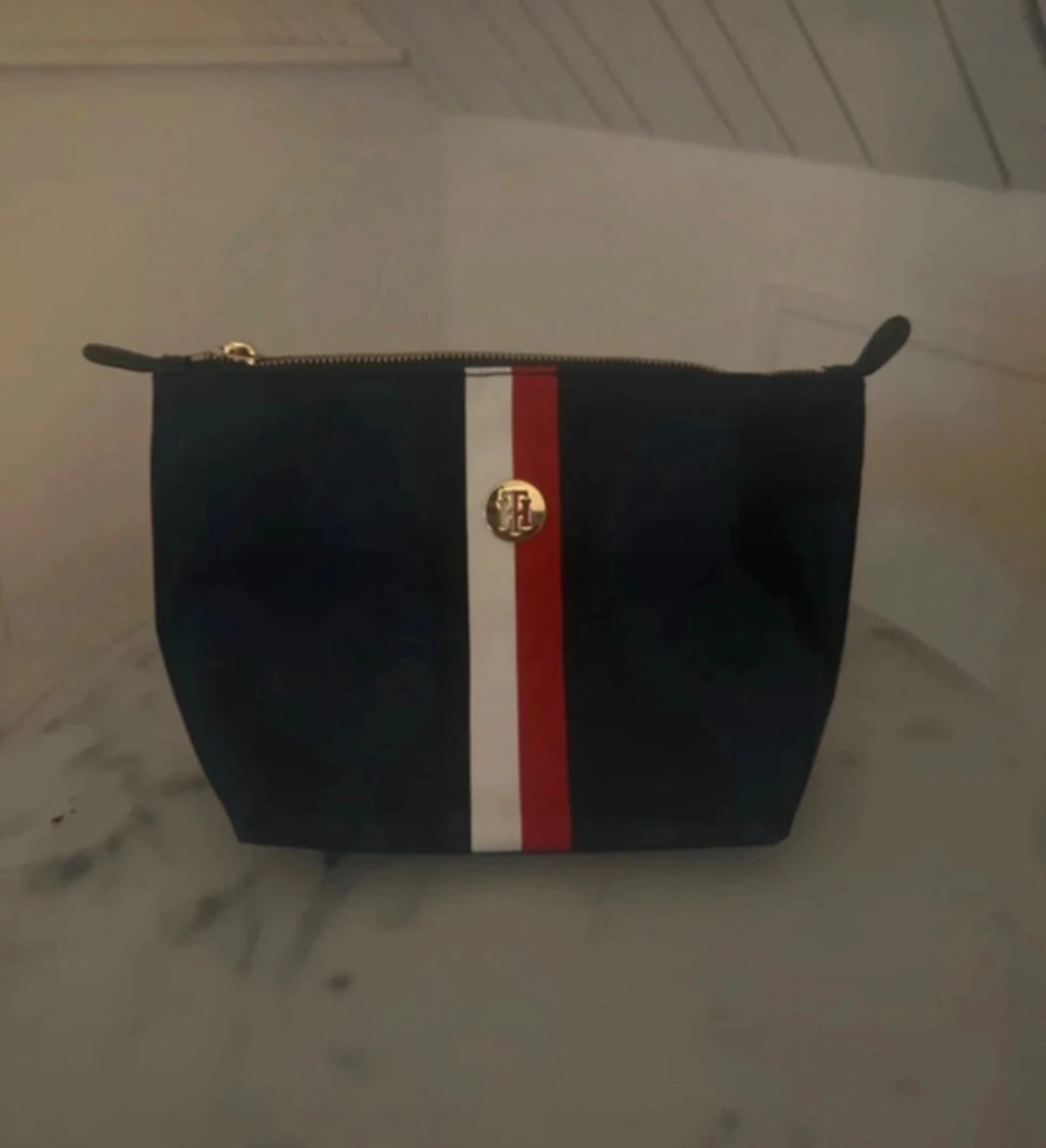 Tommy Hilfiger marinblå necessär 