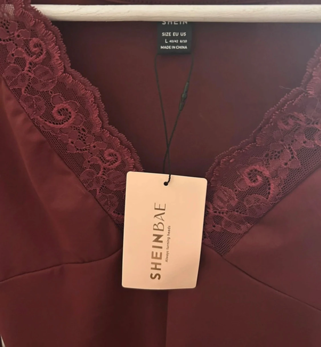 Vinröd långärmad topp från SHEIN BAE - 1