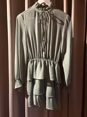 Zara klänning  - Supersöt ljusgrön klänning med volanger ifrån Zara. I storlek S💕