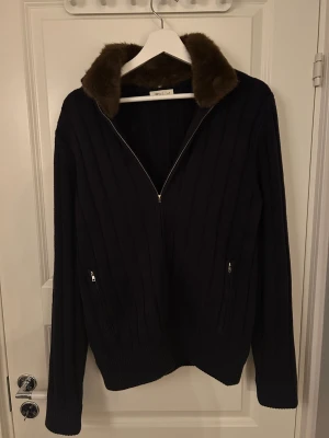 Pälskofta 100% ull  - Stilren pälskofta gjord av 100% merino ull, tjockt material perfekt nu till vintern. Pälsen går att ta av. Skriv gärna  vid frågor eller prisförslag 😁