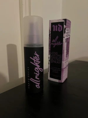 Urban Decay All Nighter Setting Spray - Urban Decay All Nighter är en makeup setting spray som håller din look på plats länge. Kommer i original förpackning. Helt oanvänd.