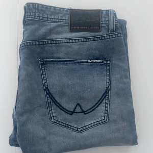 Superdry jeans  - Snygga och poppis skriv vid frågor 