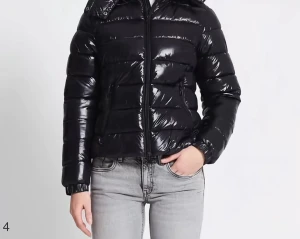 Svart glansig pufferjacka från lager  - Säljer en svart glansig pufferjacka med huva och dragkedja framtill. Använd fåtal gånger, finns inga tydliga fläckar eller skador ❤️