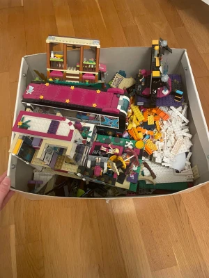 Lego friends (ge prisförslag) - Jag säljer massa Lego friends, allt tillsammans har värde på cirka 5000 kronor, det är inte exakt men ungefär. Jag har även de tre sista men jag måste leta efter beskrivningarna. Det finns att kolla på online. Jag har inga lådor och vissa bitar kan vara borta. Men de kan finnas att köpa på Legos egna hemsida. ✨ (Jag såg att det var två av samma på bild 4)