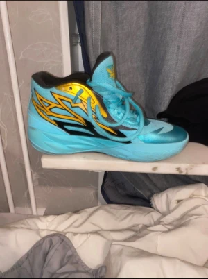 MB.2.0 honeycomb - Har använt dom i några gånger fungerar jätte bra är nästan helt nya har dock inte boxen till skorna men kan levereras i en box. Har inga slit märken. Pris kan diskuteras eller lägg ett bud.