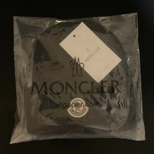 Moncler mössa - Svart ribbstickad ull mössa från Moncler. Aldrig använd, inte ens uppackad! Tveka inte på att skriva ifall du undrar nåt!✨