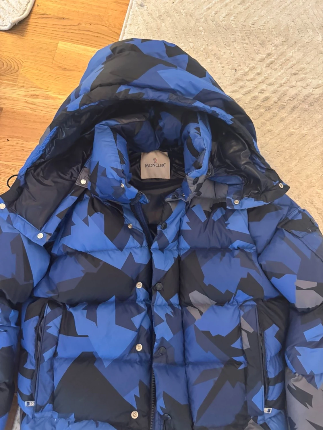 Blå camo dunjacka från Moncler