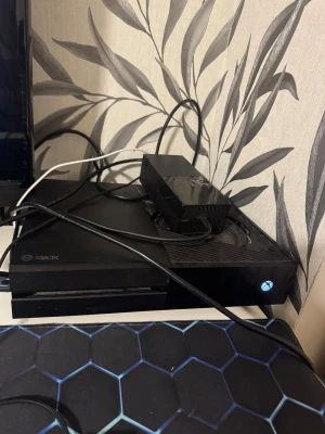 Xbox One - Xbox One spelkonsol i svart färg. Konsolen är i gott skick, OBS handkontroll MEDFÖLJER EJ,